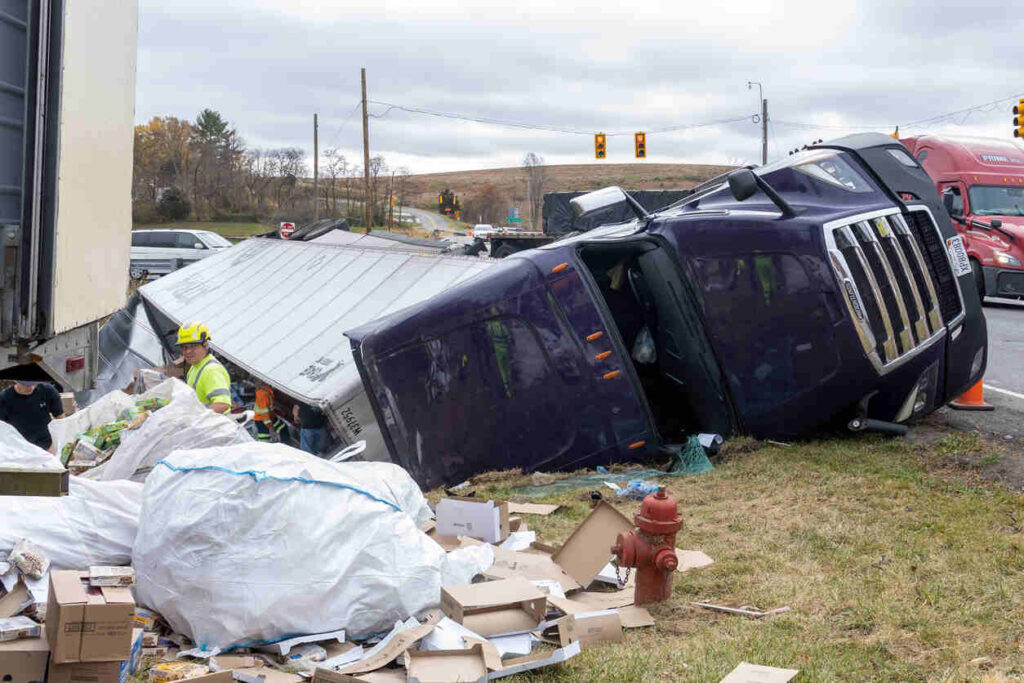 Accidente fatal de camión en Texas debido a carga incorrectamente cargada en la carretera.