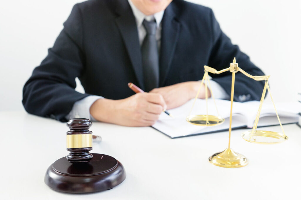 El mazo está sobre la mesa y el abogado de lesiones personales está trabajando en el caso.
